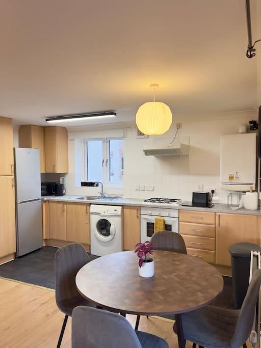 Beautiful 2-Bed City Centre Apartment With Balcony Milton Keynes Exterior photo